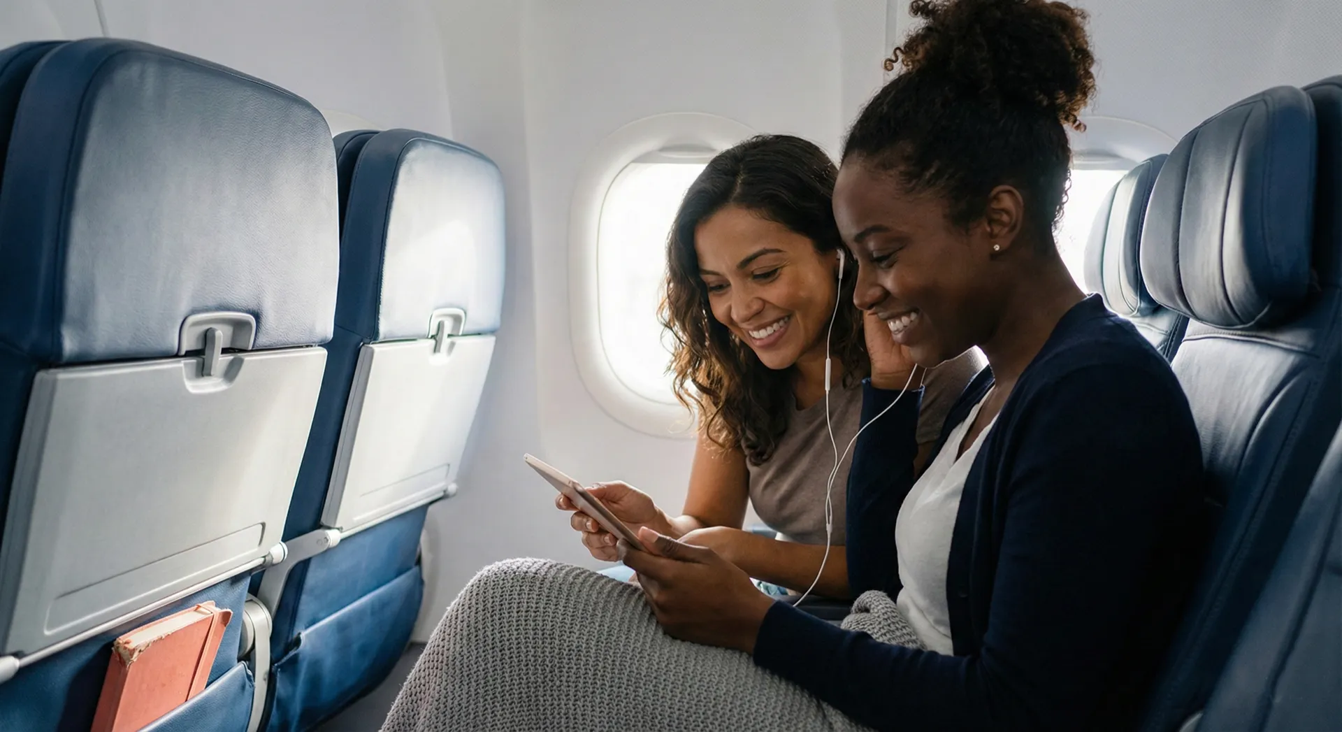 Amigas disfrutando su vuelo juntas