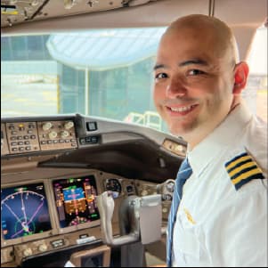 Julian Alarcon - Primer Oficial Boeing 777 e Instructor de Vuelo