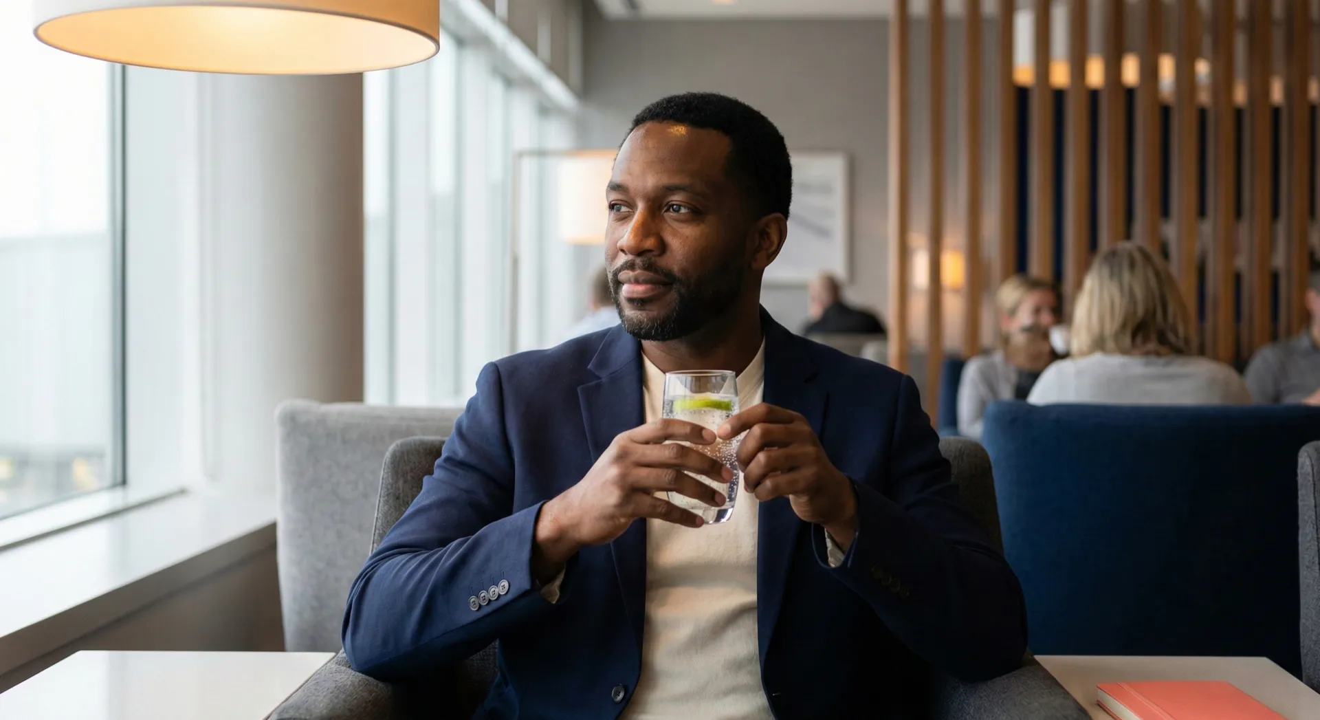 Hombre sintiendose seguro en el aeropuerto